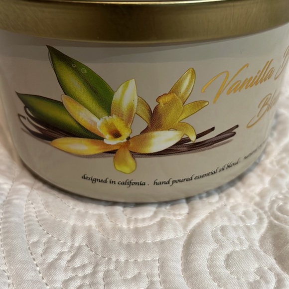 Le Chandelle Vanilla Bean Blossom three wick candle, new - Picture 3 of 8